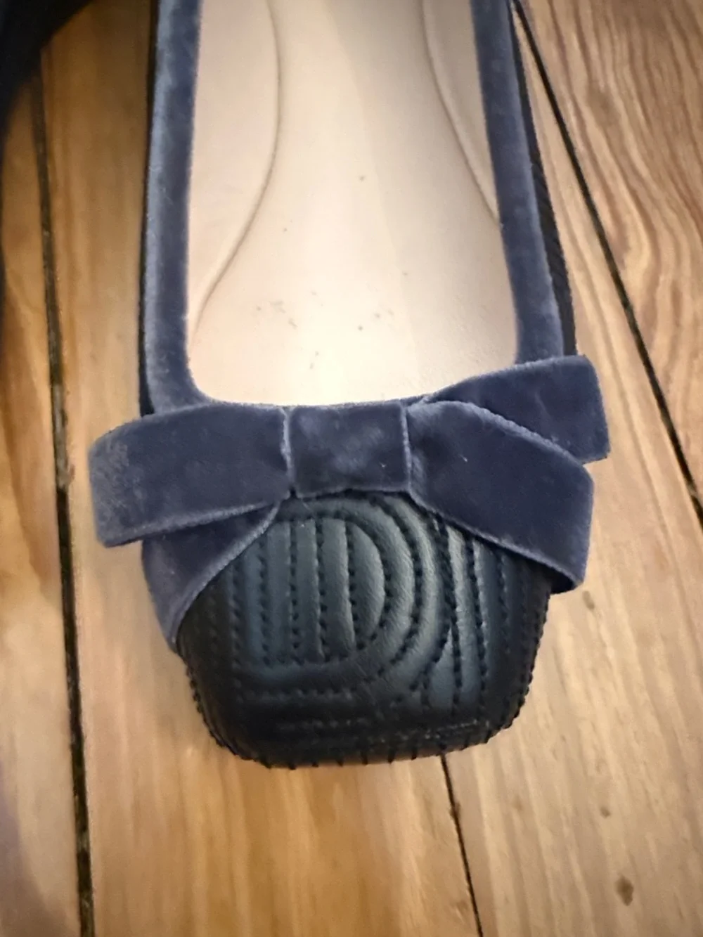 Fendi Black Quilted Leather Toe Flats with Navy Velvet Trim and Bow - Picture 5 of 7